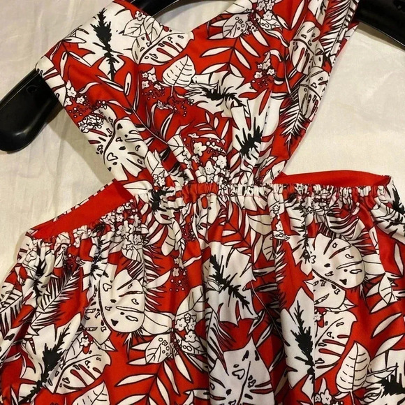 Weekend by Suzanne Betro Awesome Cross Front Top, Size M, Color Red White Black - Picture 4 of 7